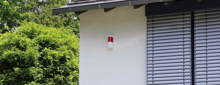 Haus mit geschlossener, elektrischer Außenjalousie.