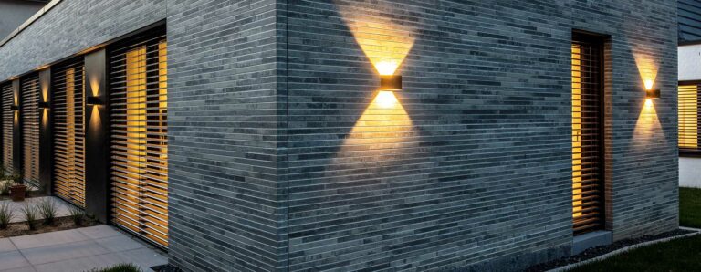 Geschmackvolle Außenbeleuctung an einem Haus in der Dämmerung.