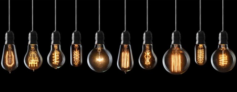 Verschieden geformte Leuchtmittel hängen nebeneinander aufgereiht von oben herab.